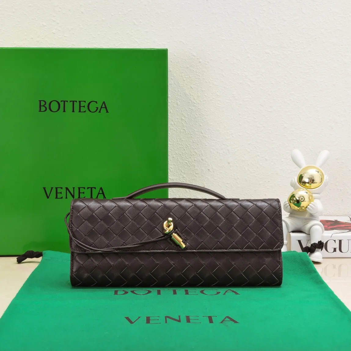 The batch of 1360 BV Andiamo evening handbags has been heavily planted again~ The designer aesthetics in the era of economic downturn are back. I fall in love with it at first sight and can't put it down. It's so beautiful and full of aura. The shape and texture are very competitive. It's light in weight and has sufficient capacity. It's a must-have for fashionistas. It's suitable for many occasions, minimalist, high-end and light luxury. Model No.: 741511 Size: 31*13*3cm